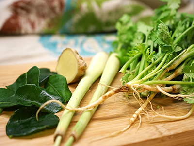 tom-kha-gai-die-beruehmte-huehnersuppe-mit-kokosmilch-und-galgant