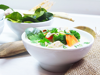 tom-kha-gai-die-beruehmte-huehnersuppe-mit-kokosmilch-und-galgant