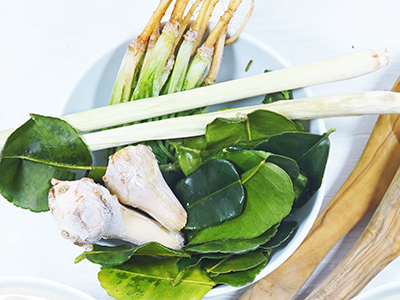 tom-kha-gai-die-beruehmte-huehnersuppe-mit-kokosmilch-und-galgant