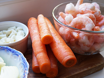 cremige champignon suppe mit shrimps und wurzelgemüse