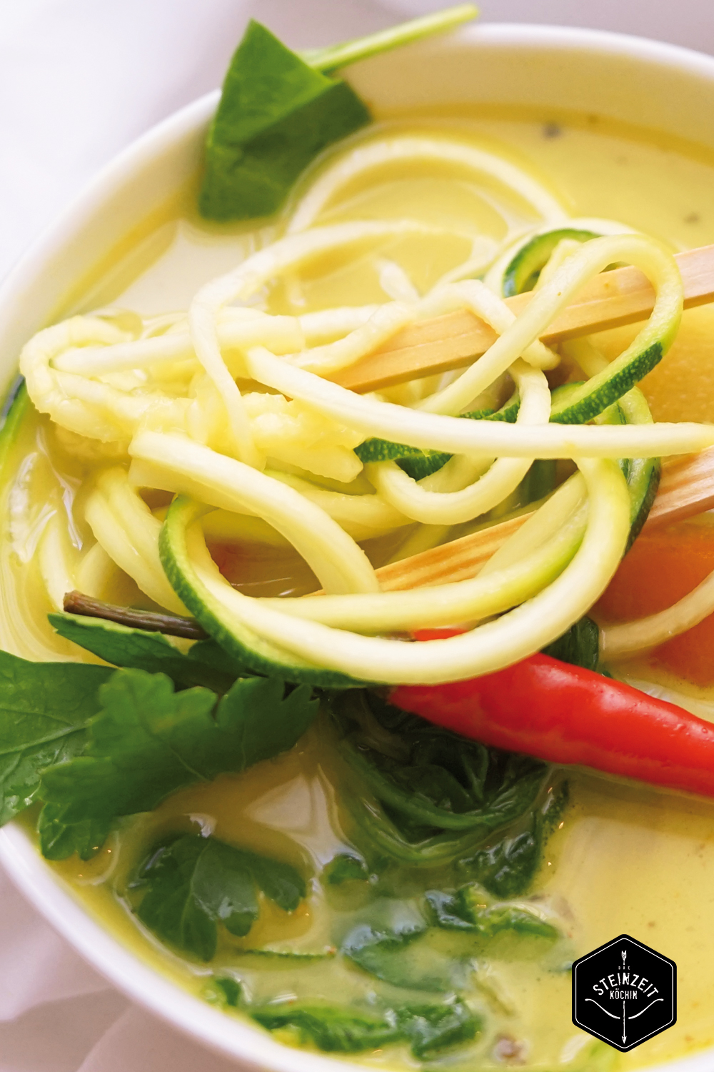 Thai Suppe, mit gelbem Curry und Zucchininudeln, zitronig frisch mit etwas Schärfe. Wenig kohlenhydrate, nur wenige Zutaten, ohne laktosefrei, Paleo, gesundes Rezept, schnell zubereitet, gesundes Mittagessen, Abendessen mit wenigen Kalorien