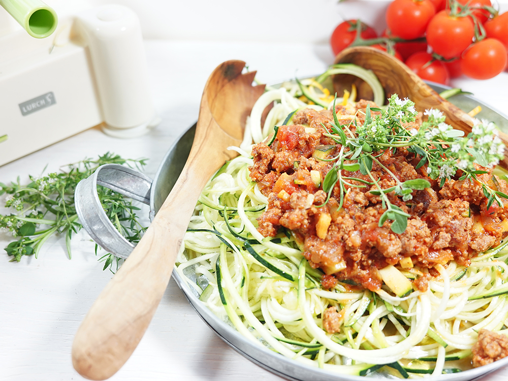 Zucchininudeln alla Bolognese, Zoodles, Low carb, frei von Kohlenhydraten, schnelles Mittagessen, gesundes Essen, gesundes Rezept, Paleo, AIP, ohne Getreide, glutenfrei, laktosefrei, ideal zum Abnehmen, real food, kalorienarm, Abendessen mit wenig Kalorien, kohlenhydratfreies Essen, ohne Kohlenhydrate