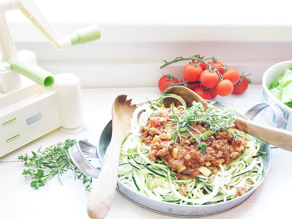 Zucchininudeln alla Bolognese, Zoodles, Low carb, frei von Kohlenhydraten, schnelles Mittagessen, gesundes Essen, gesundes Rezept, Paleo, AIP, ohne Getreide, glutenfrei, laktosefrei, ideal zum Abnehmen, real food, kalorienarm, Abendessen mit wenig Kalorien, kohlenhydratfreies Essen, ohne Kohlenhydrate