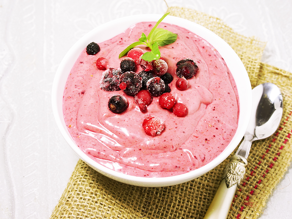 Smoothie Bowl mit Beeren, low carb, paleo, wenig kohlenhydrate, gesundes Frühstück, schlank, ideal zum Abnehmen, Frühstücksidee, wenige Zutaten, gesund ernähren, schnell zubereitet, zuckerfrei, 