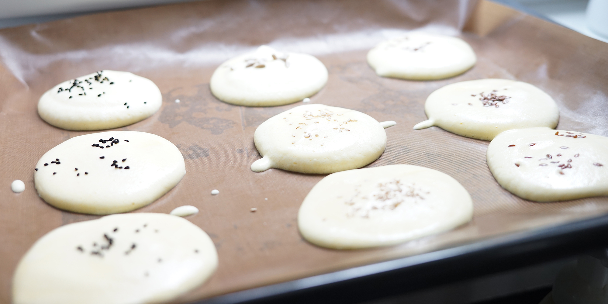 Brot ohne Mehl, 3 zutaten brot, 3 zutaten brötchen, ohne mehl, schnell zubereitet, ohne kohlenhydrate, ideal zum Abnehmen, ein schnelles Frühstück, gesund und getreidefrei, laktosefrei, ohne Zucker, in wenigen Minuten zubereitet, mit nur 3 Zutaten.