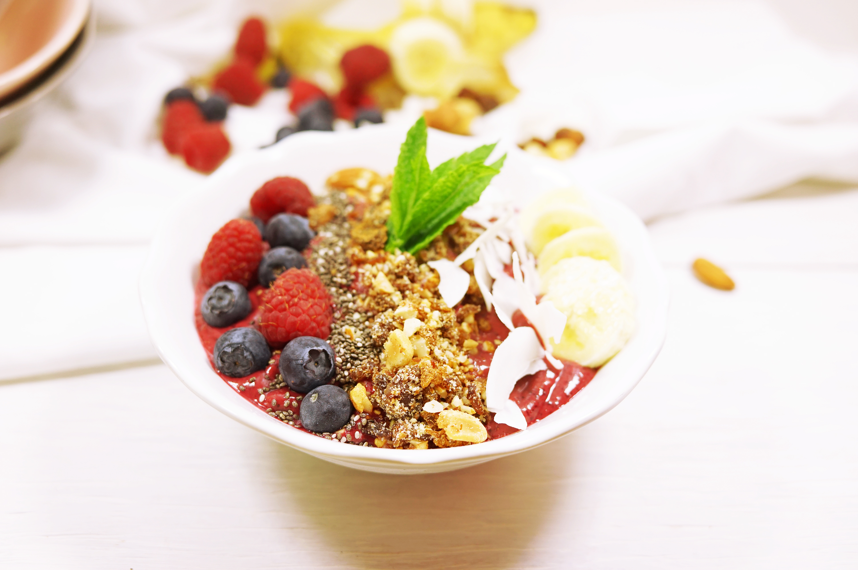 paleo smoothie bowl mit beeren gesundes Frühstück, wenig Kohlenhydrate, schnelles und gesundes Frühstück, Kochbuch gesundes Frühstück, Paleo Kochbuch, ebook Frühstück, getreidelose Rezepte, Rezepte ohne Mehl, Rezepte ohne Weizen, low carb, schlank und schön, ideal zum Abnehmen