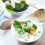 tom-kha-gai-die-beruehmte-huehnersuppe-mit-kokosmilch-und-galgant