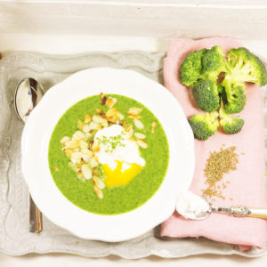 Brokkolisuppe mit Spinat und pochiertem Ei  - Koch-Rezepte Elke Eisner Steinzeitköchin Paleo