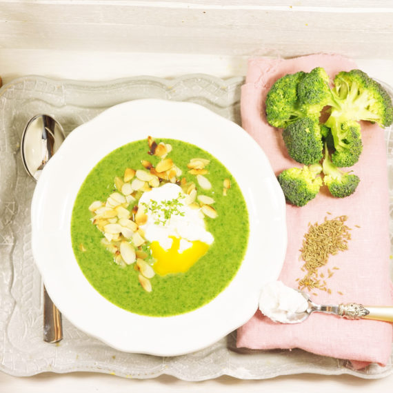 Brokkolisuppe mit Spinat und pochiertem Ei - Koch-Rezepte Elke Eisner Steinzeitköchin Paleo