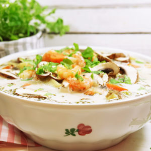 Cremige Champignon-Suppe mit Shrimps, Kräutern und Gemüse