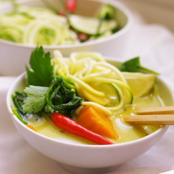Thai-Suppe mit gelbem Curry und Zucchini-Nudeln - Koch-Rezepte Elke Eisner Steinzeitköchin Paleo