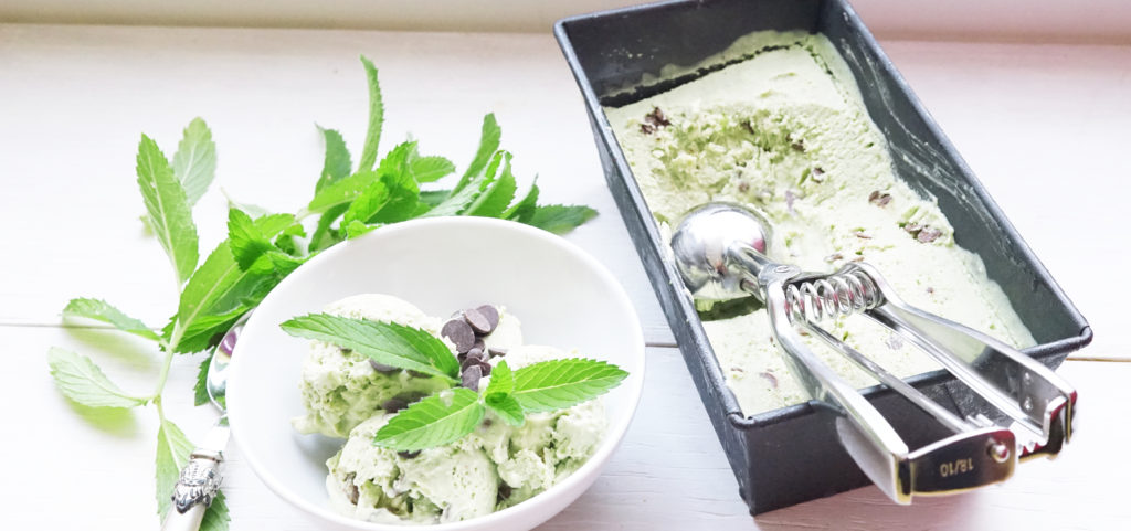 After Eight Eis, laktosefrei, veganes Eis, ohne Milch, ohne Sahne ohne Zucker, schnelles Rezept, schnelles Dessert, gesundes Eis, gesundes Rezept, Eis mit wenigen Zutaten, zuckerfrei, ohne Eismaschine, Pfefferminzeis