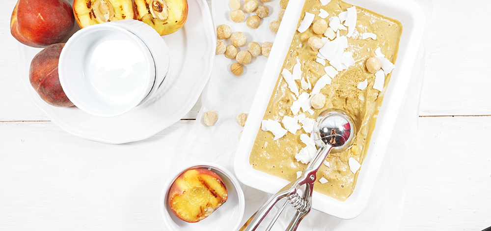 Elke Eisner - Karamell-Eis mit Macadamia-Nüssen und gegrilltem Pfirsich