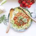 Zucchininudeln alla Bolognese, Zoodles, Low carb, frei von Kohlenhydraten, schnelles Mittagessen, gesundes Essen, gesundes Rezept, Paleo, AIP, ohne Getreide, glutenfrei, laktosefrei, ideal zum Abnehmen, real food, kalorienarm, Abendessen mit wenig Kalorien, kohlenhydratfreies Essen, ohne Kohlenhydrate