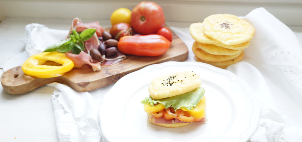 Brot ohne Mehl, 3 zutaten brot, 3 zutaten brötchen, ohne mehl, schnell zubereitet, ohne kohlenhydrate, ideal zum Abnehmen, ein schnelles Frühstück, gesund und getreidefrei, laktosefrei, ohne Zucker, in wenigen Minuten zubereitet, mit nur 3 Zutaten.