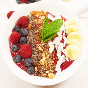 Beeren Smoothie-Bowl  Beeren – Nüsschen und Flöckchen zum Paleo-Frühstück