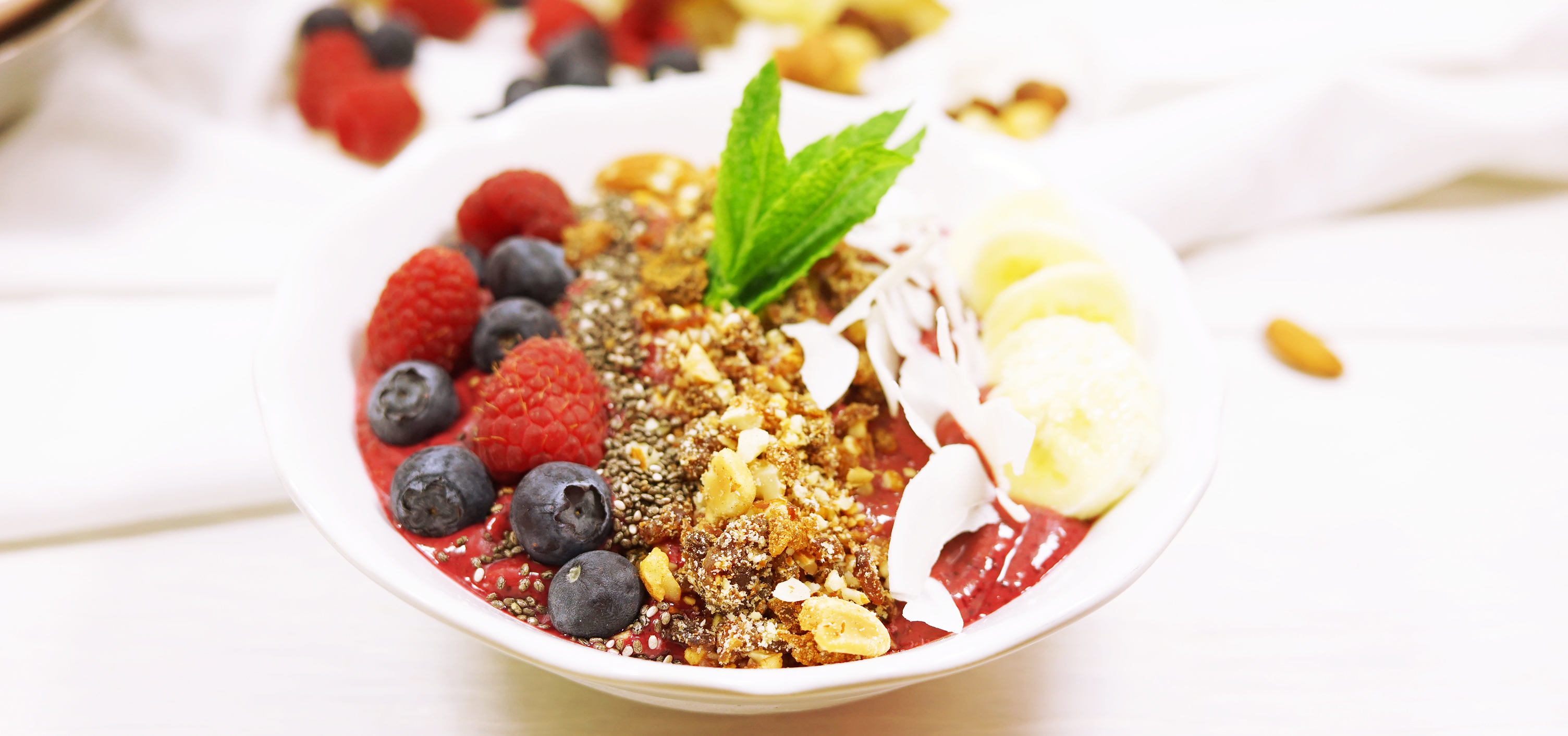 Elke Eisner - Beeren Smoothie-Bowl  Beeren – Nüsschen und Flöckchen zum Paleo-Frühstück