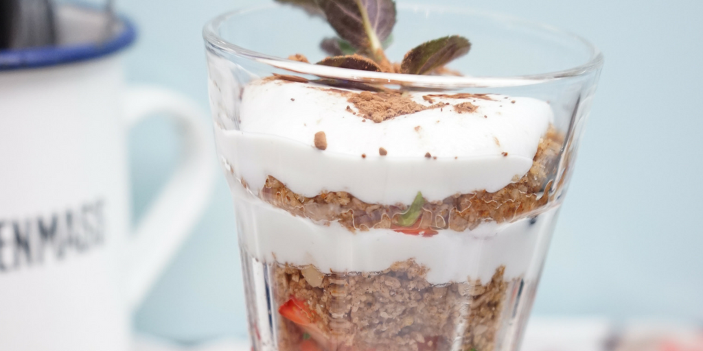 Elke Eisner - Geschichtetes Nusscrumble mit Kokossahne und Erdbeeren